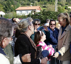 Su Majestad la Reina junto a Su Alteza Real la Princesa de Asturias reciben el saludo de los vecinos de la parroquia de Arroes